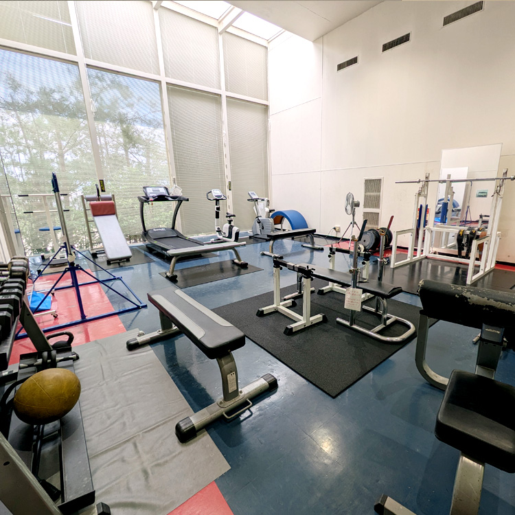 黒瀬屋内プール1階トレーニング室内の写真