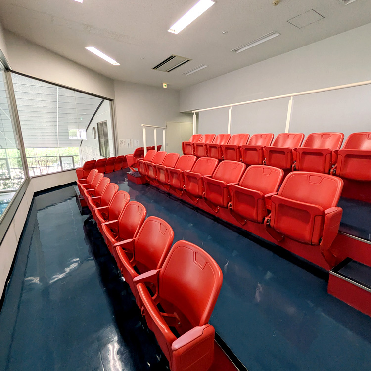 黒瀬屋内プール2階観覧席の写真